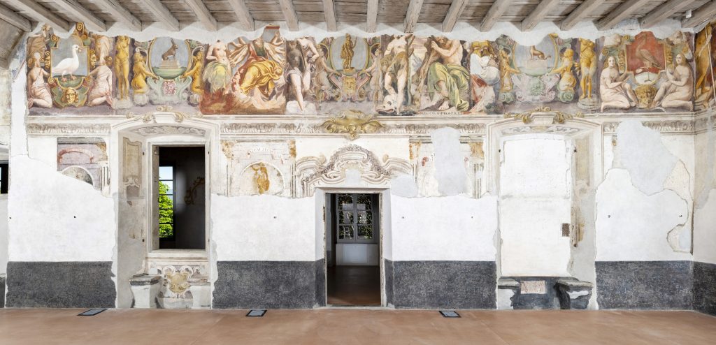 vista del fregio allegorico restaurato nell'ex convento di Sant'Agostino a Bergamo