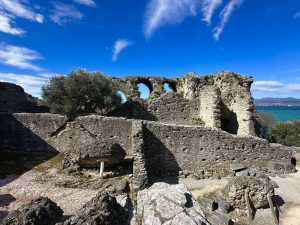 Scopri di più sull'articolo Un architetto per le Grotte di Catullo