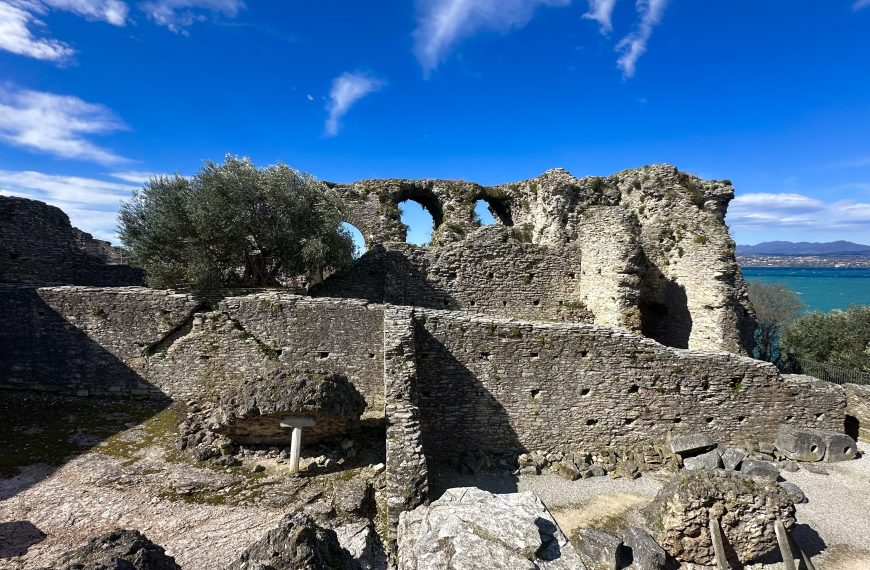leggi l'articolo: "un architetto per le grotte di Catullo"