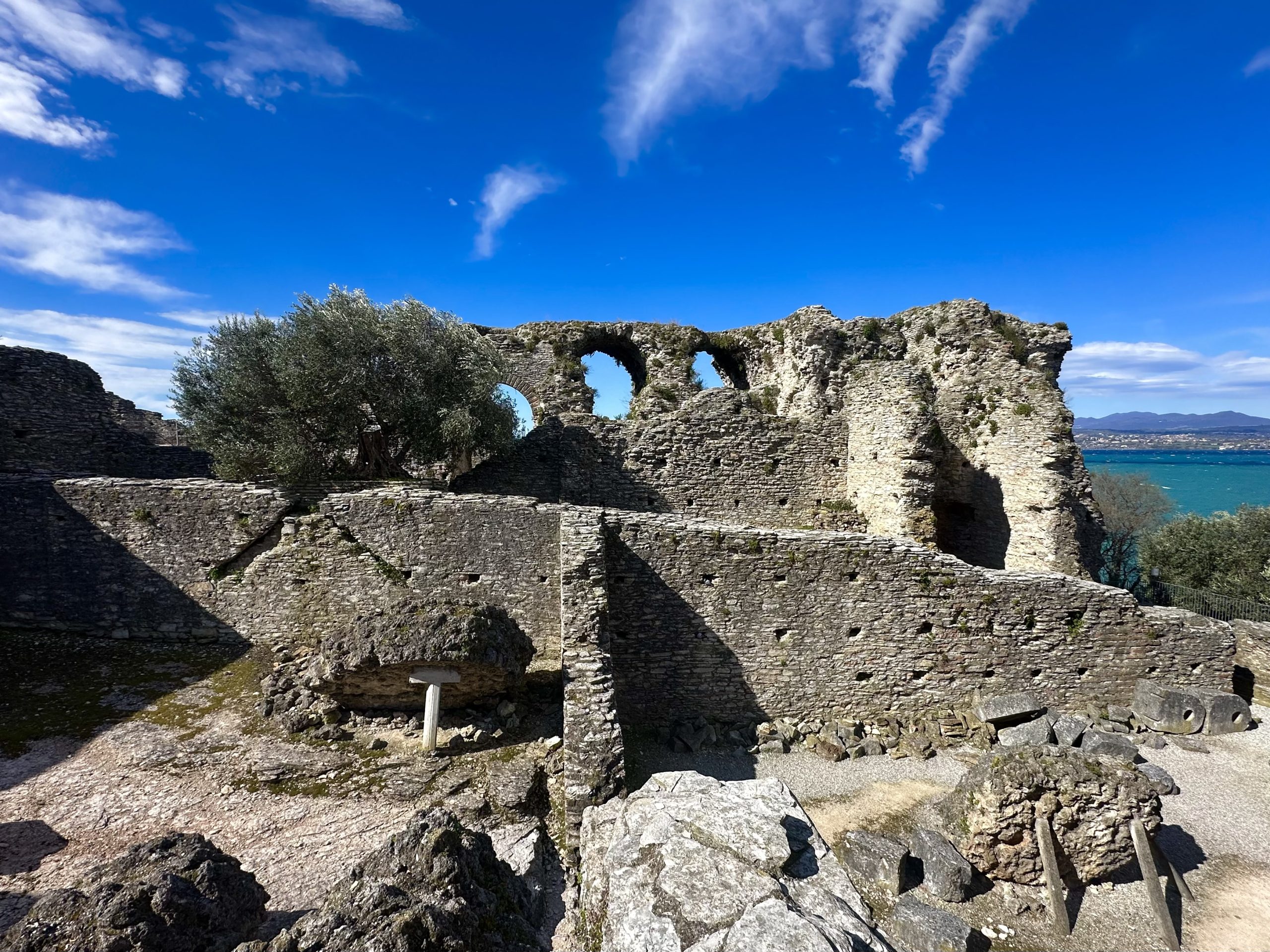 Scopri di più sull'articolo Un architetto per le Grotte di Catullo